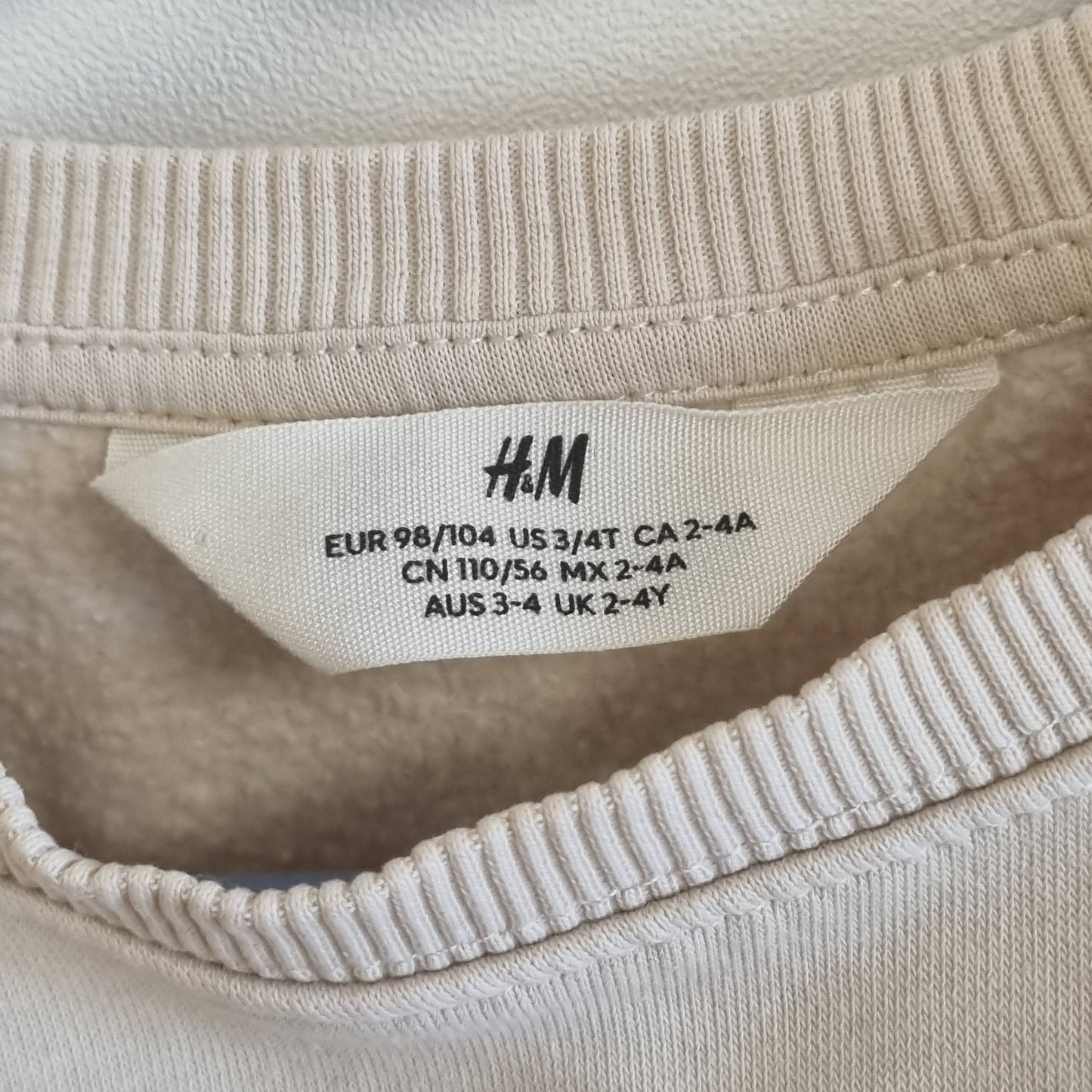 Kremhvit genser med jordbær / H&M - 98/104