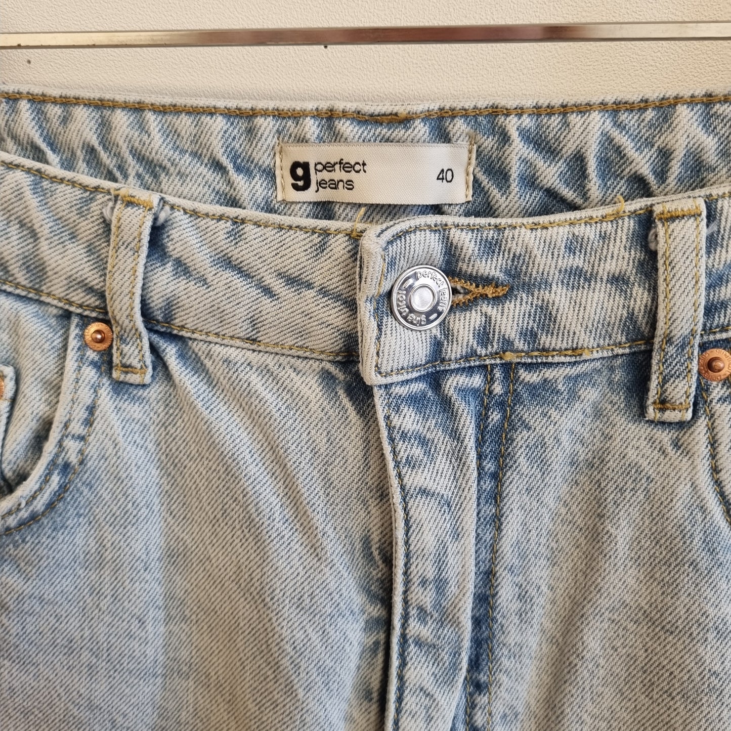 Lyseblå jeans med råkant / Gina Perfect Jeans - 40