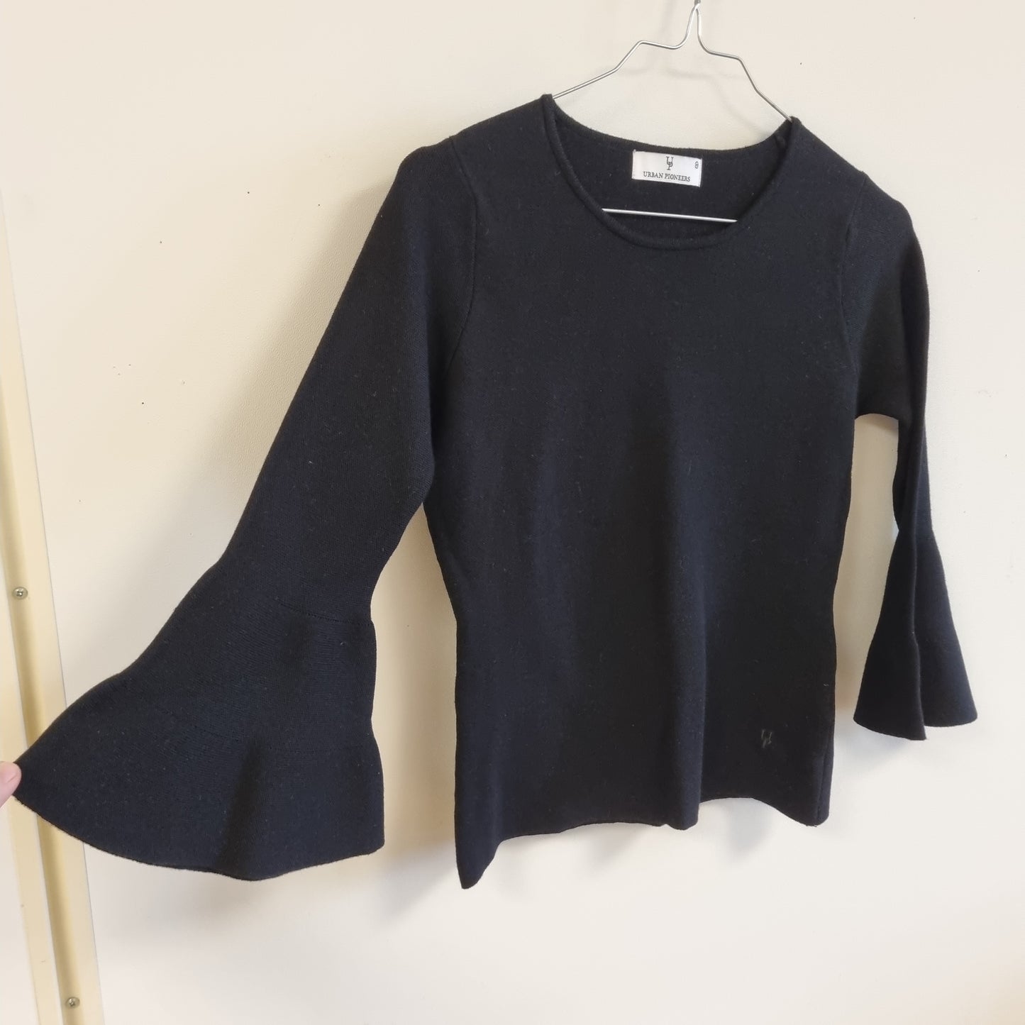 Svart topp med trompetermer / Urban Pioneers - XS