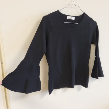 Svart topp med trompetermer / Urban Pioneers - XS