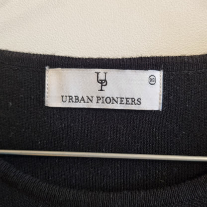 Svart topp med trompetermer / Urban Pioneers - XS