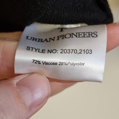 Svart topp med trompetermer / Urban Pioneers - XS