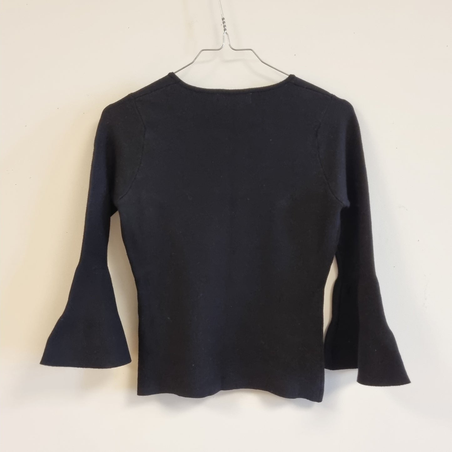 Svart topp med trompetermer / Urban Pioneers - XS