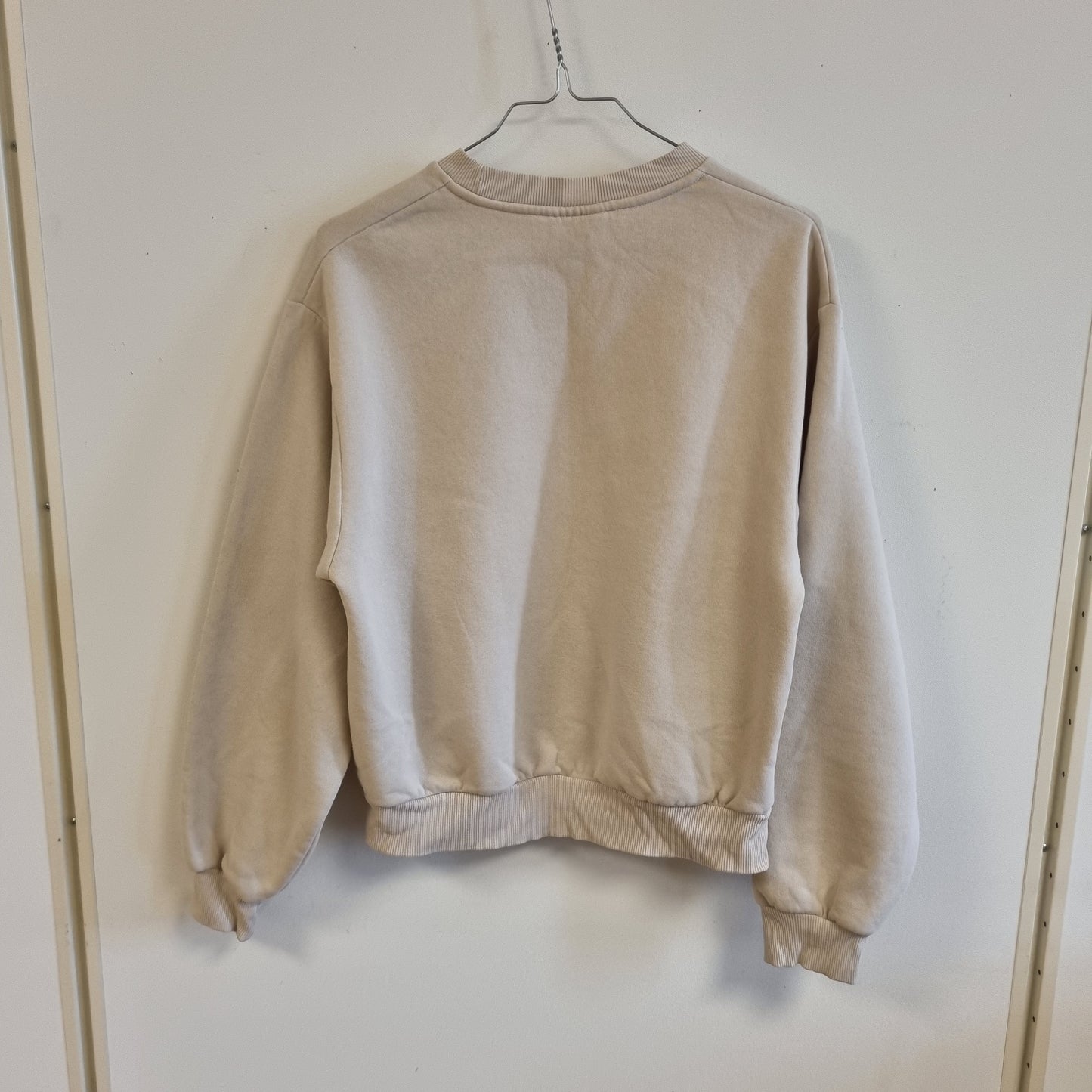 Lys beige collegegenser / Gina Tricot - XS