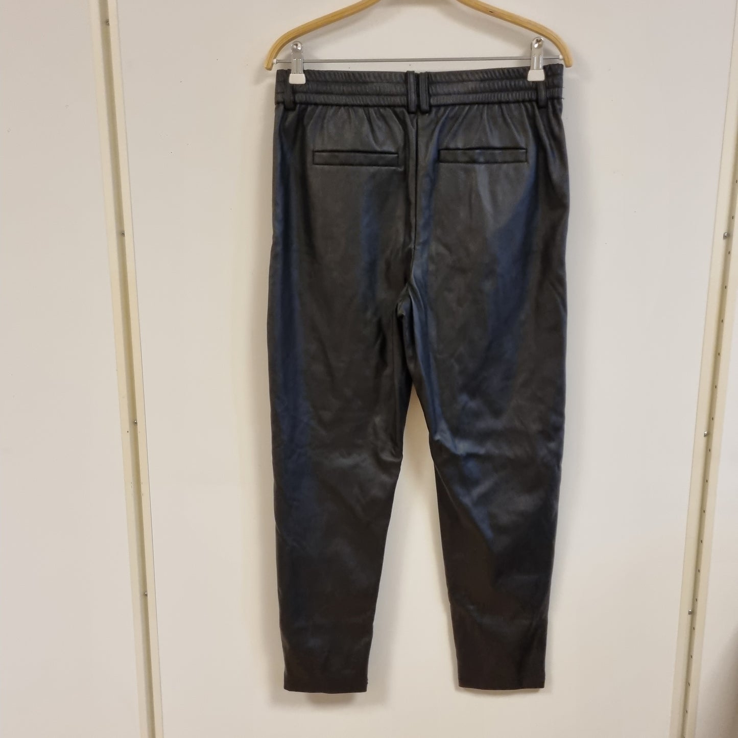 Svart bukse i skinnimitasjon / ONLY - M/32