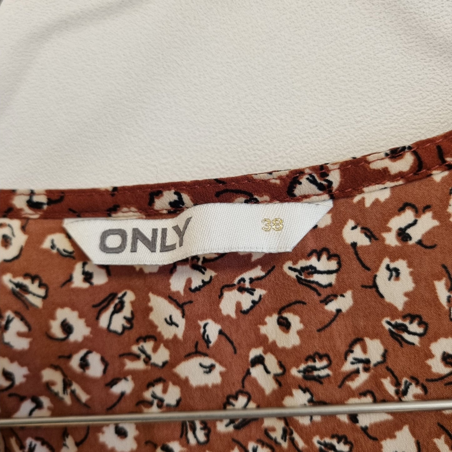 Brun blomsterkjole med volang / ONLY - 38