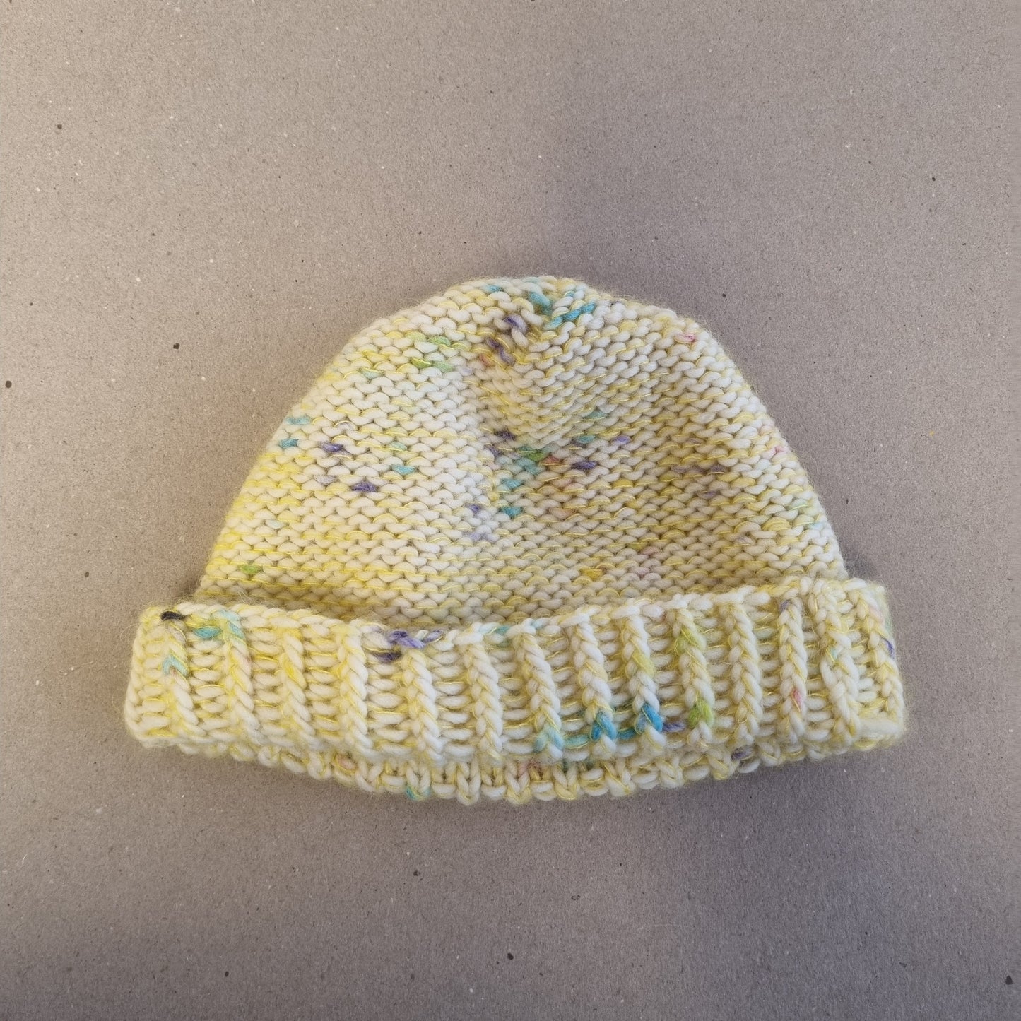 Håndstrikket lue med pastellfarger - ca. 2–4 år