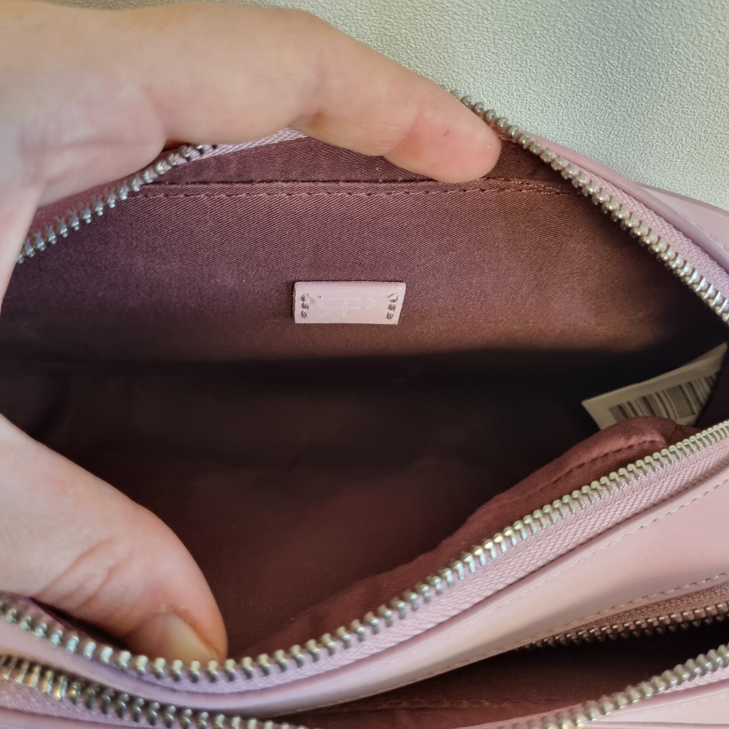 Rosa liten crossbodyveske med fargerik pynt
