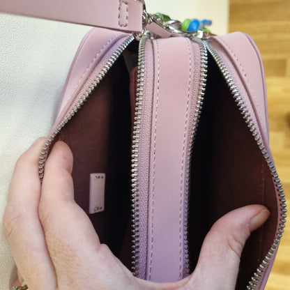 Rosa liten crossbodyveske med fargerik pynt