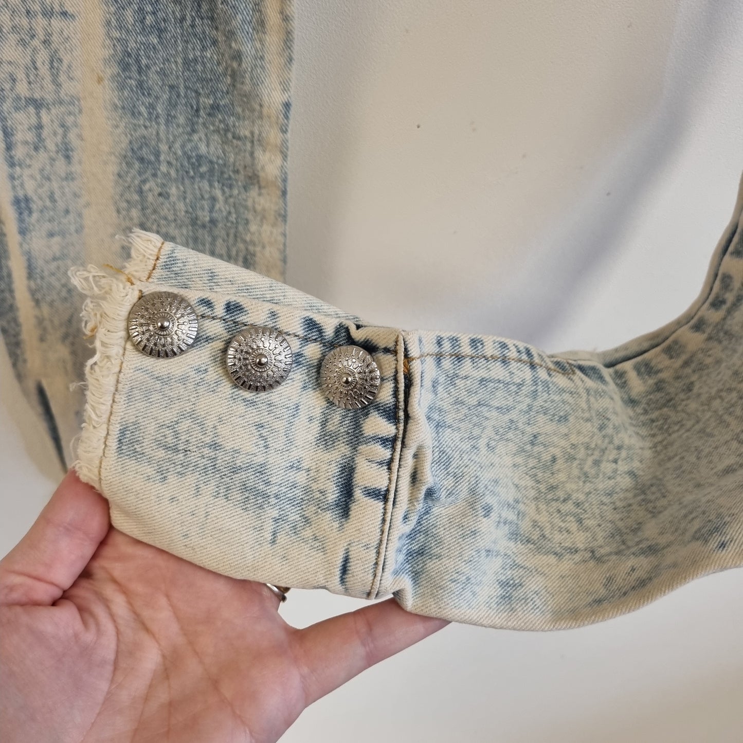 Lyseblått denimskjerf med mansjettdetaljer
