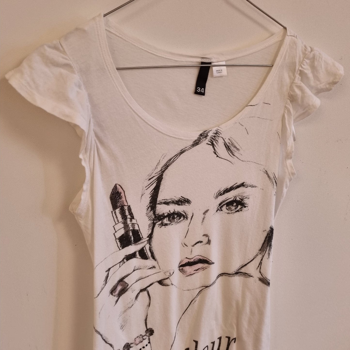 Hvit topp med grafisk print - 34