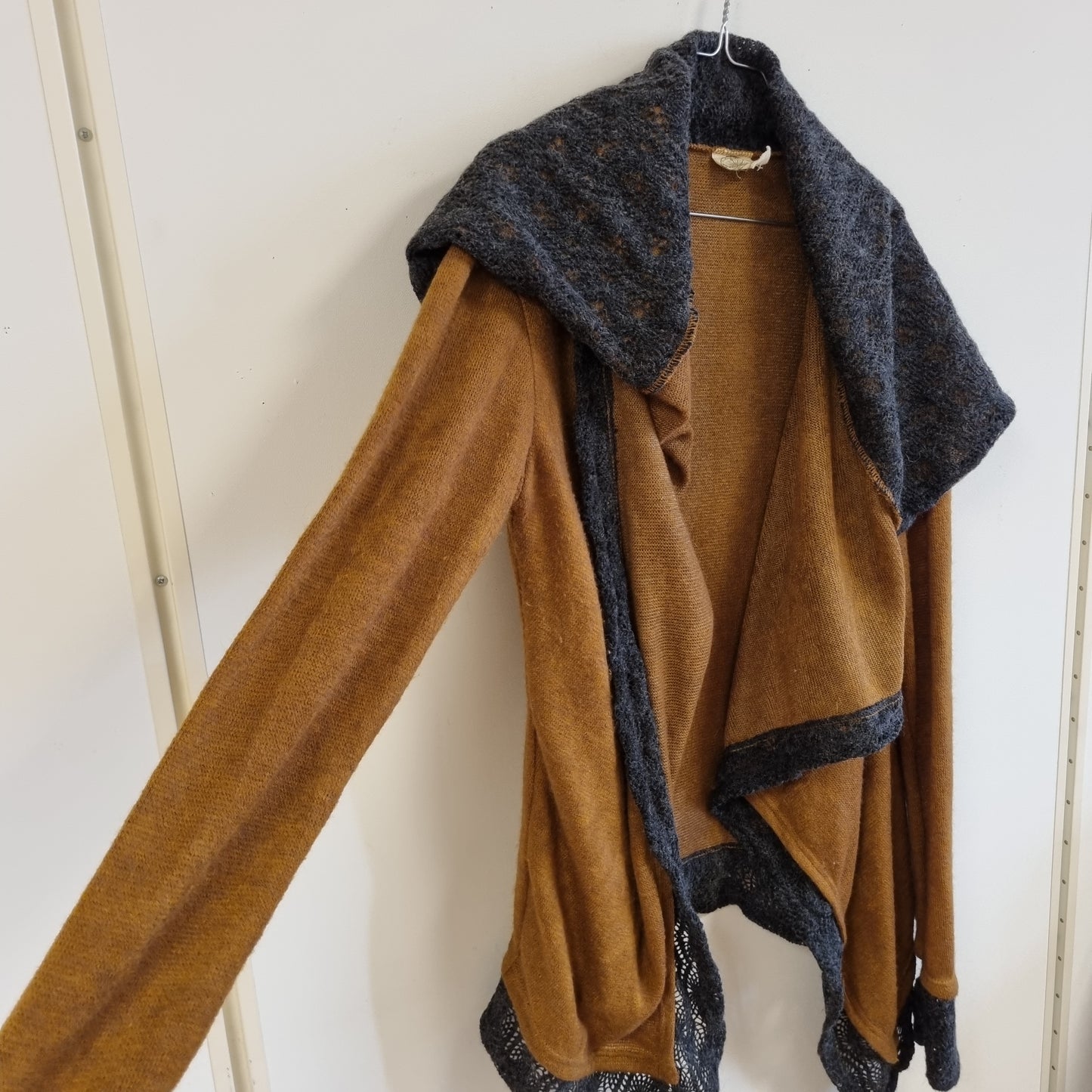 Kamelbrun cardiganjakke med hette / Black Pearl