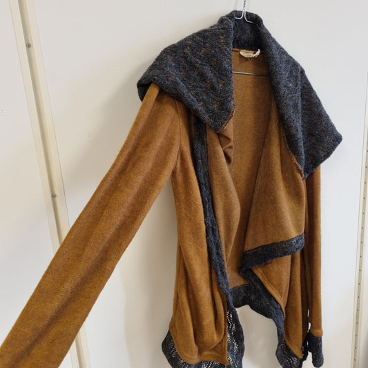Kamelbrun cardiganjakke med hette / Black Pearl