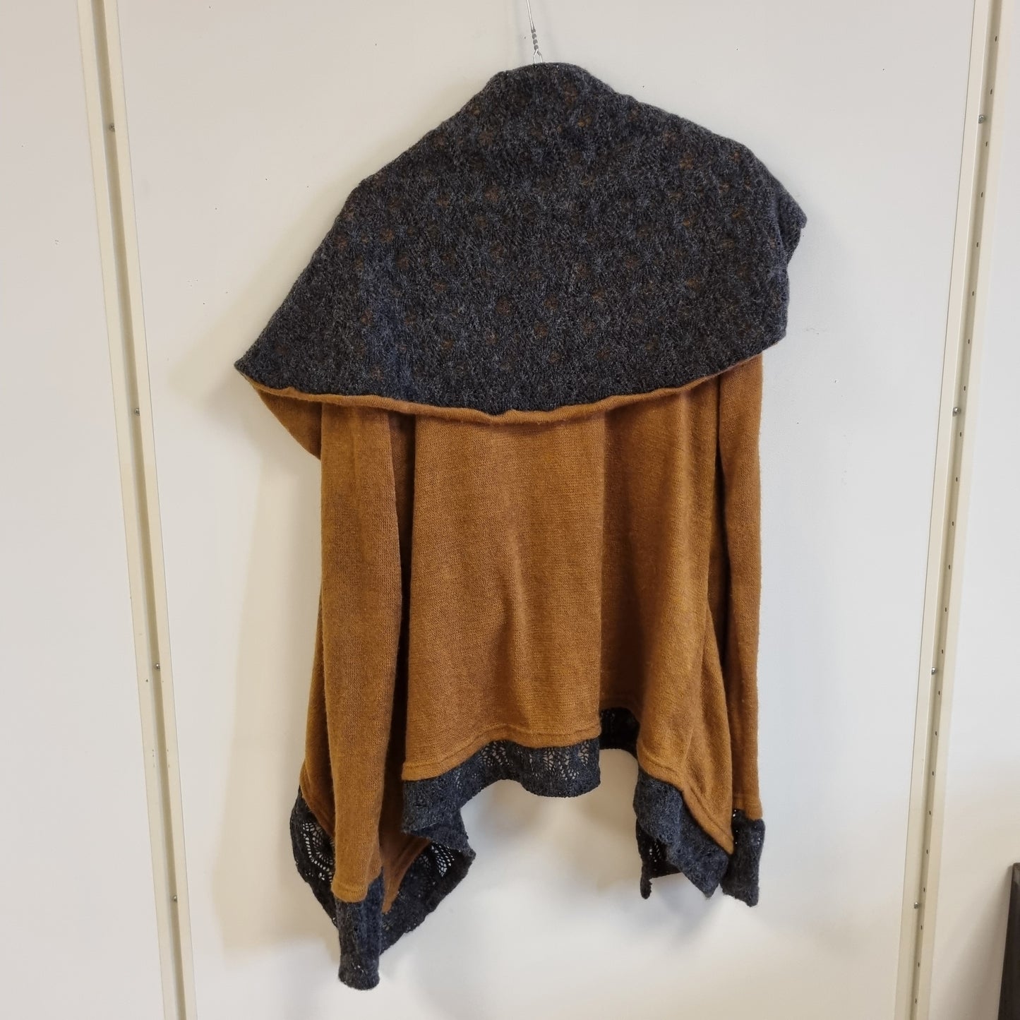 Kamelbrun cardiganjakke med hette / Black Pearl