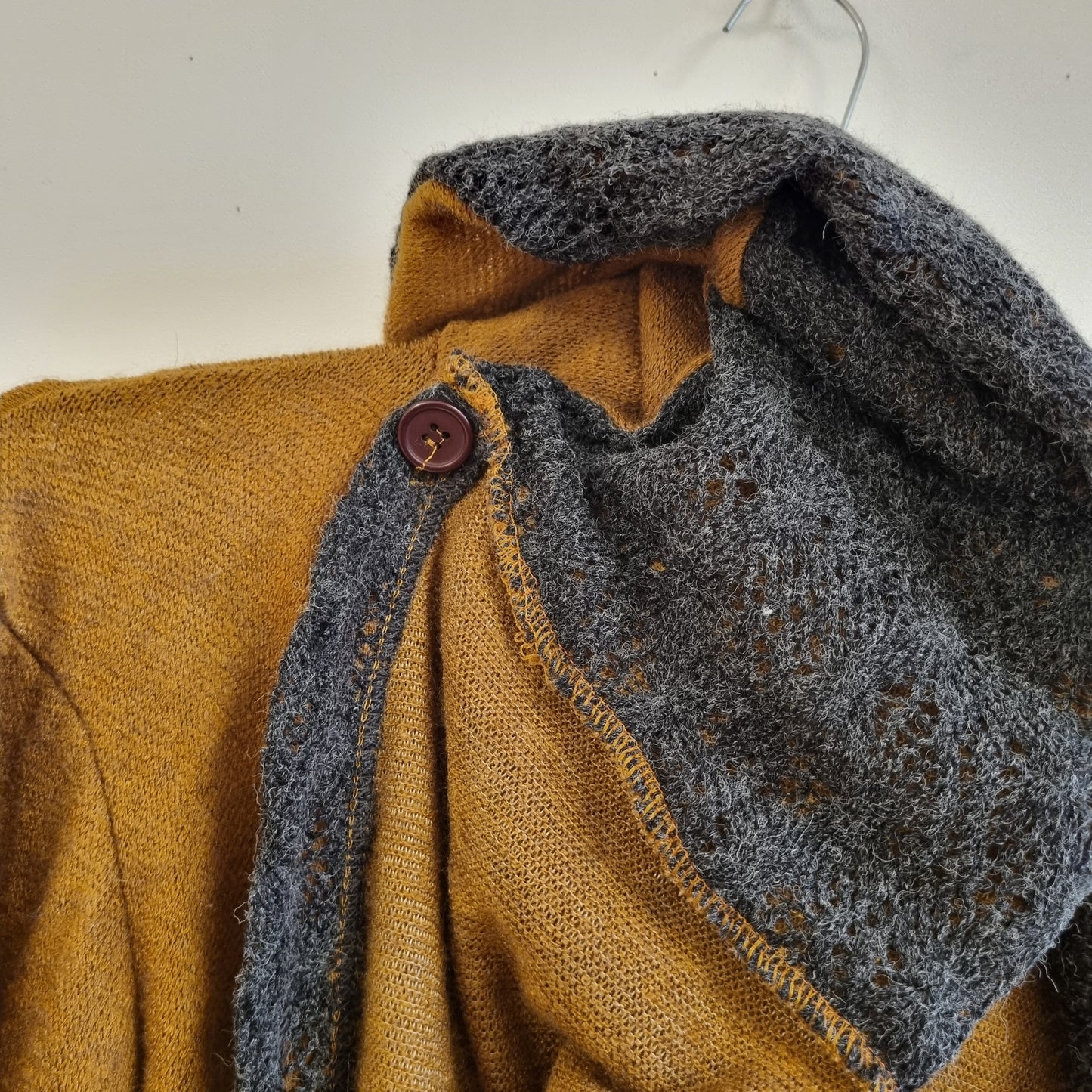 Kamelbrun cardiganjakke med hette / Black Pearl