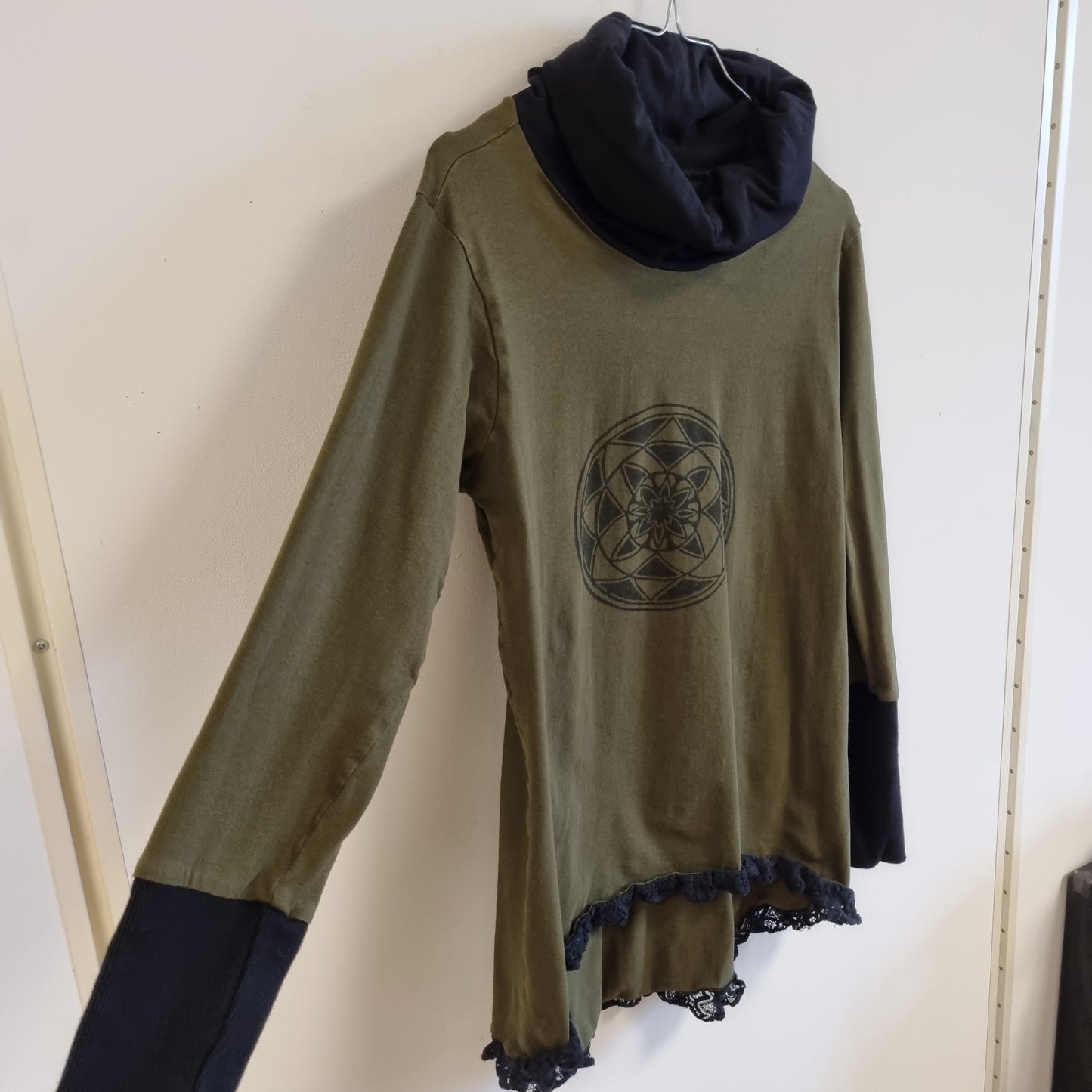 Grønn tunika med cowl neck / Sacred Creations Designs - L