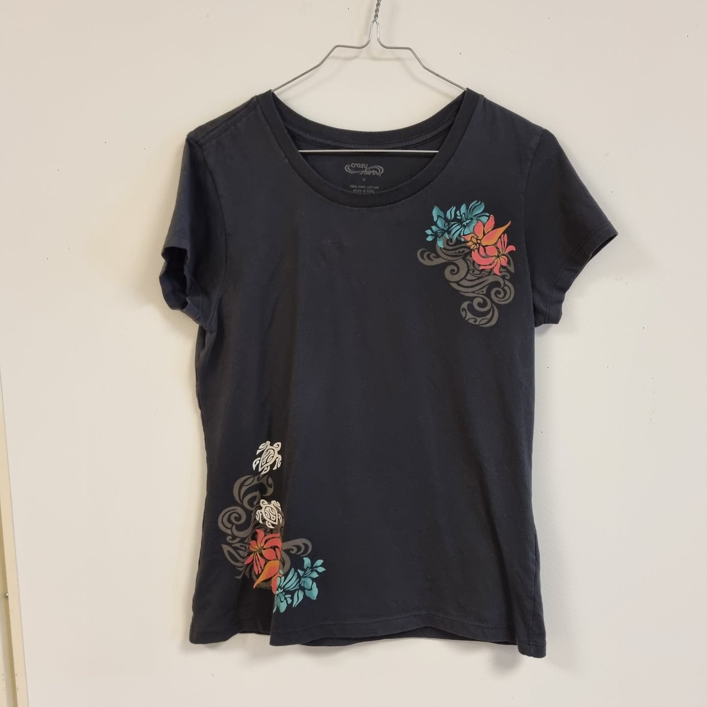 Svart t-skjorte med hawaiiblomster - M