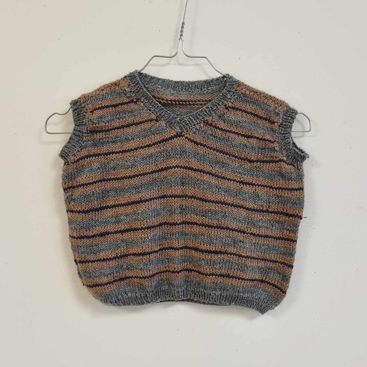 Stripete håndstrikket vest - ca. 104/110