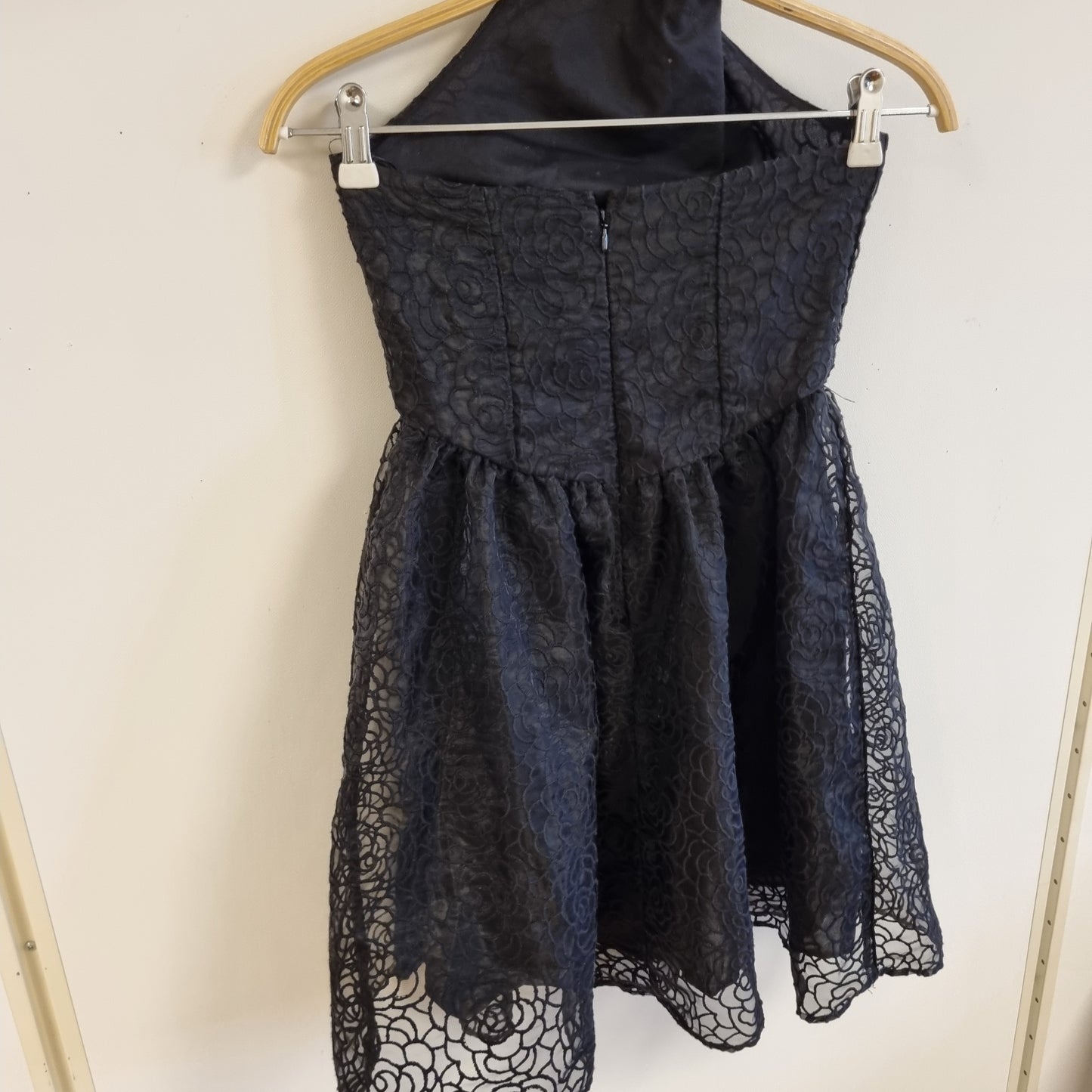 Svart halterneck-kjole med blonder / H&M - XXS
