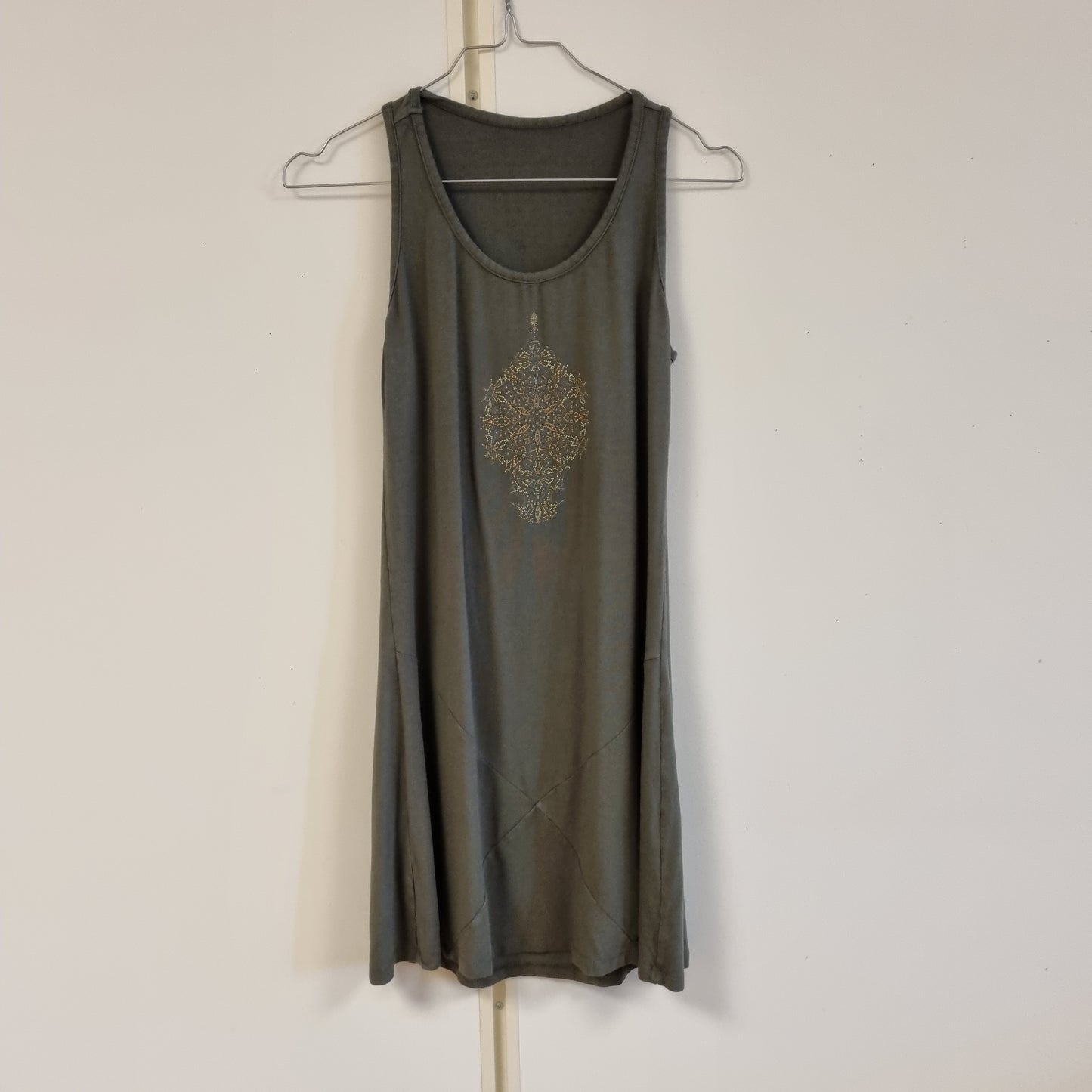 Olivengrønn kjole med ornamentprint