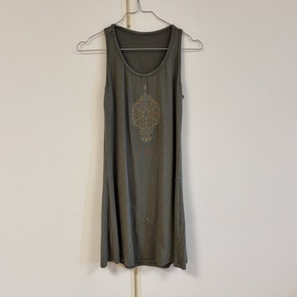 Olivengrønn kjole med ornamentprint