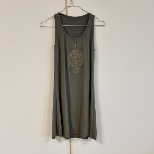 Olivengrønn kjole med ornamentprint