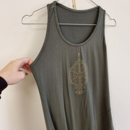 Olivengrønn kjole med ornamentprint