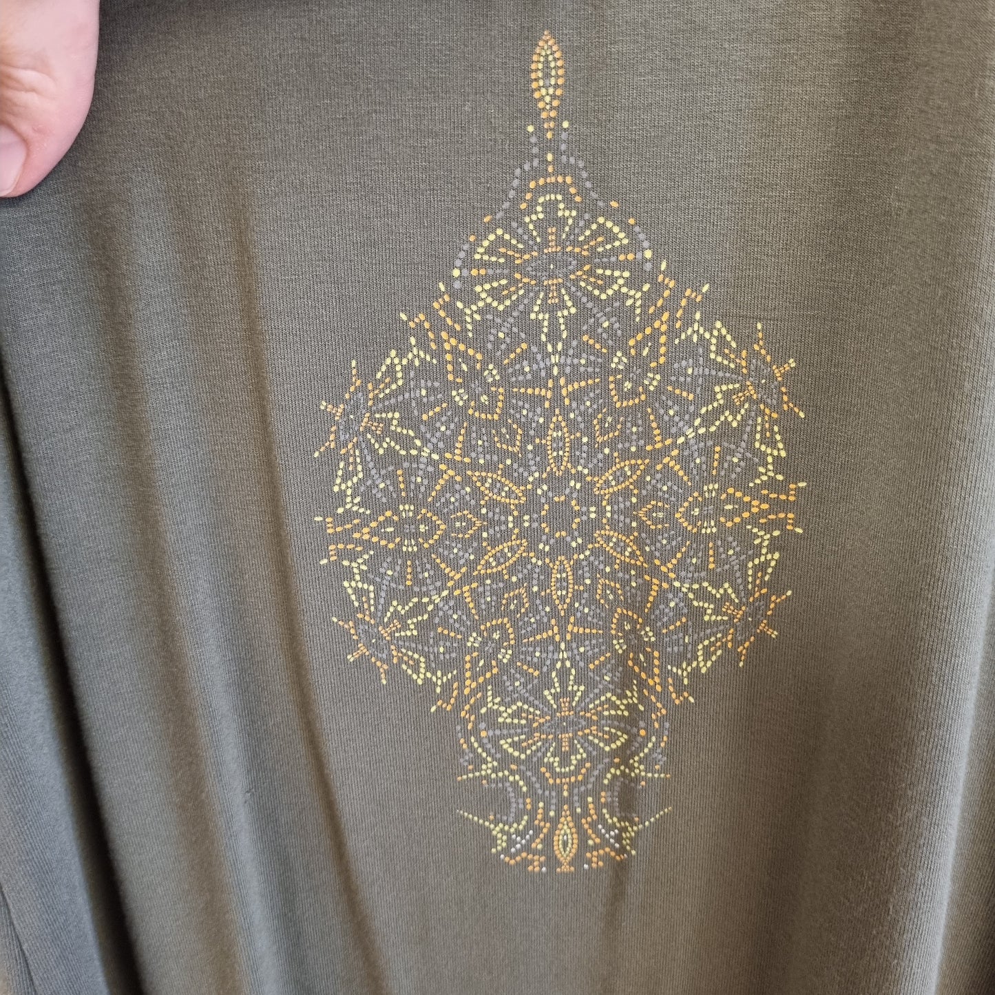 Olivengrønn kjole med ornamentprint