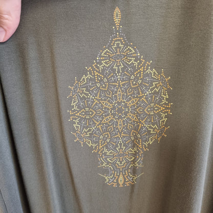 Olivengrønn kjole med ornamentprint