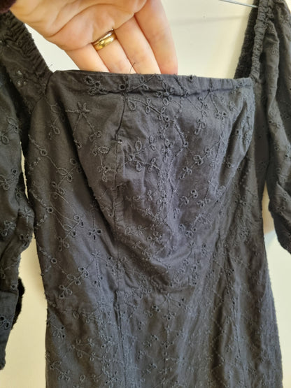 Svart kjole med hullbroderi - S