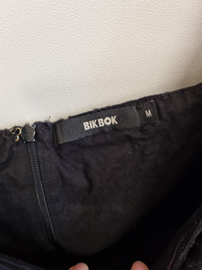 Svart kjole med hullbroderi - S