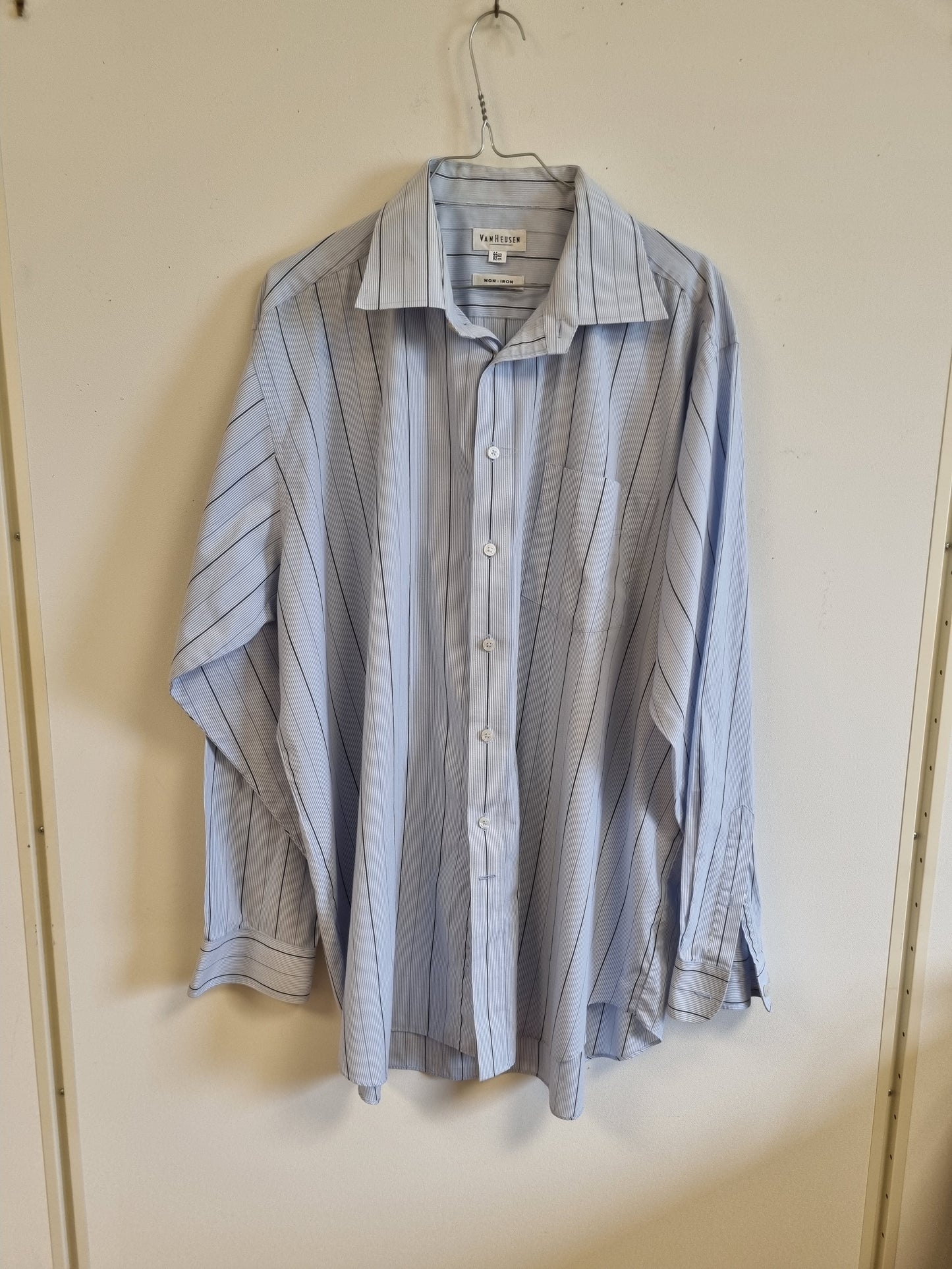 Lyseblå stripete skjorte / Van Heusen - XL