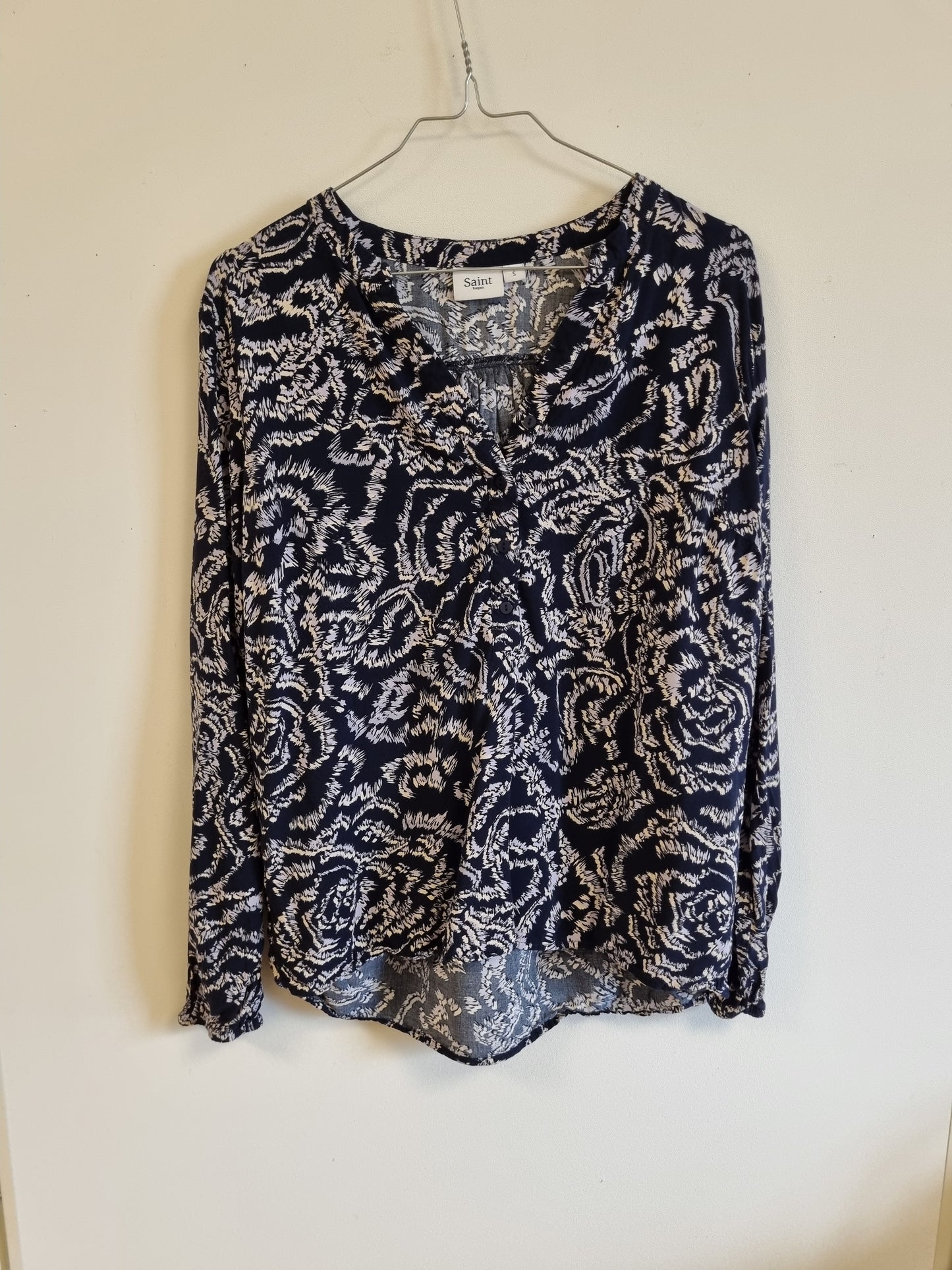 Svart mønstret bluse / Saint Tropez - S