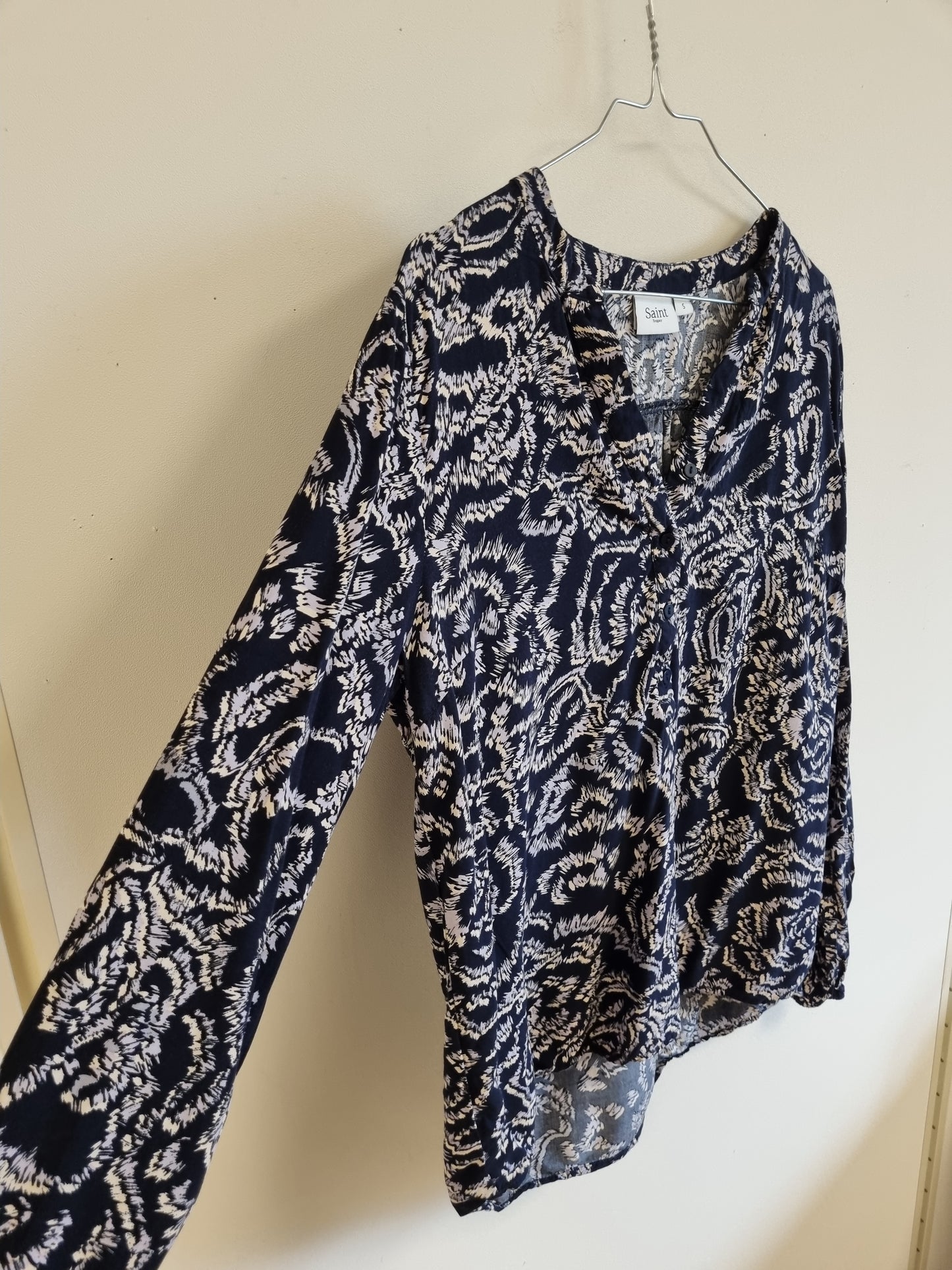Svart mønstret bluse / Saint Tropez - S