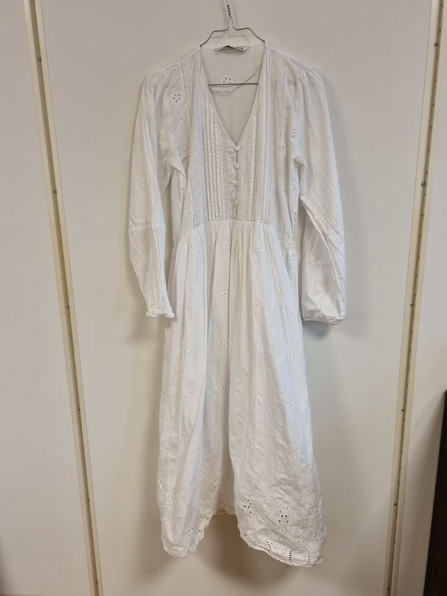 Hvit broderikjole i bomull / Zara - XS