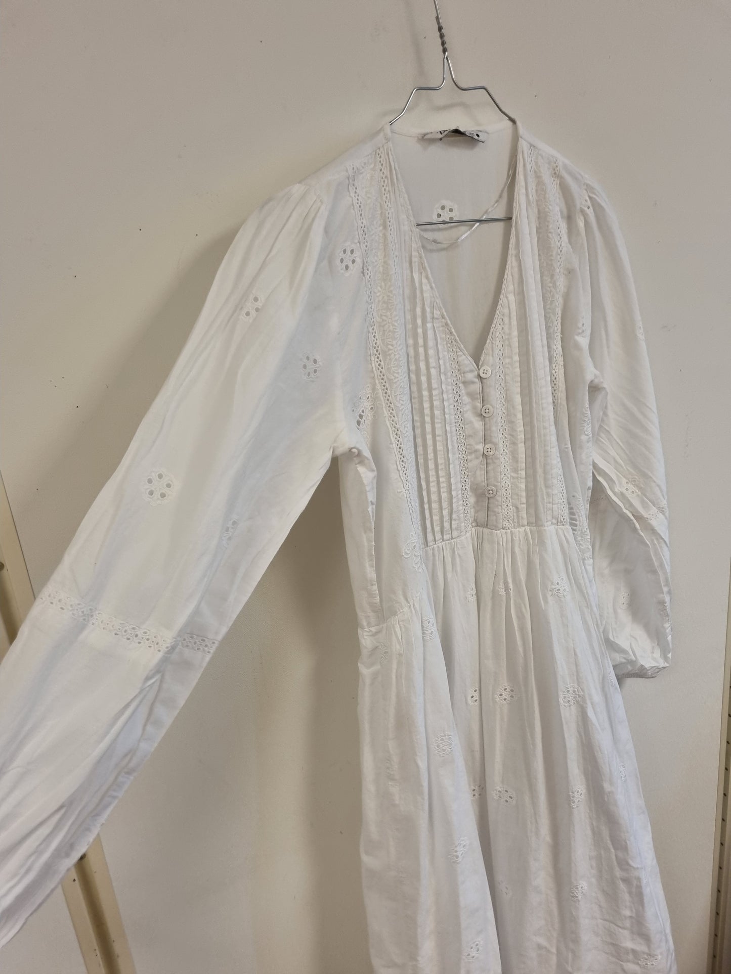 Hvit broderikjole i bomull / Zara - XS