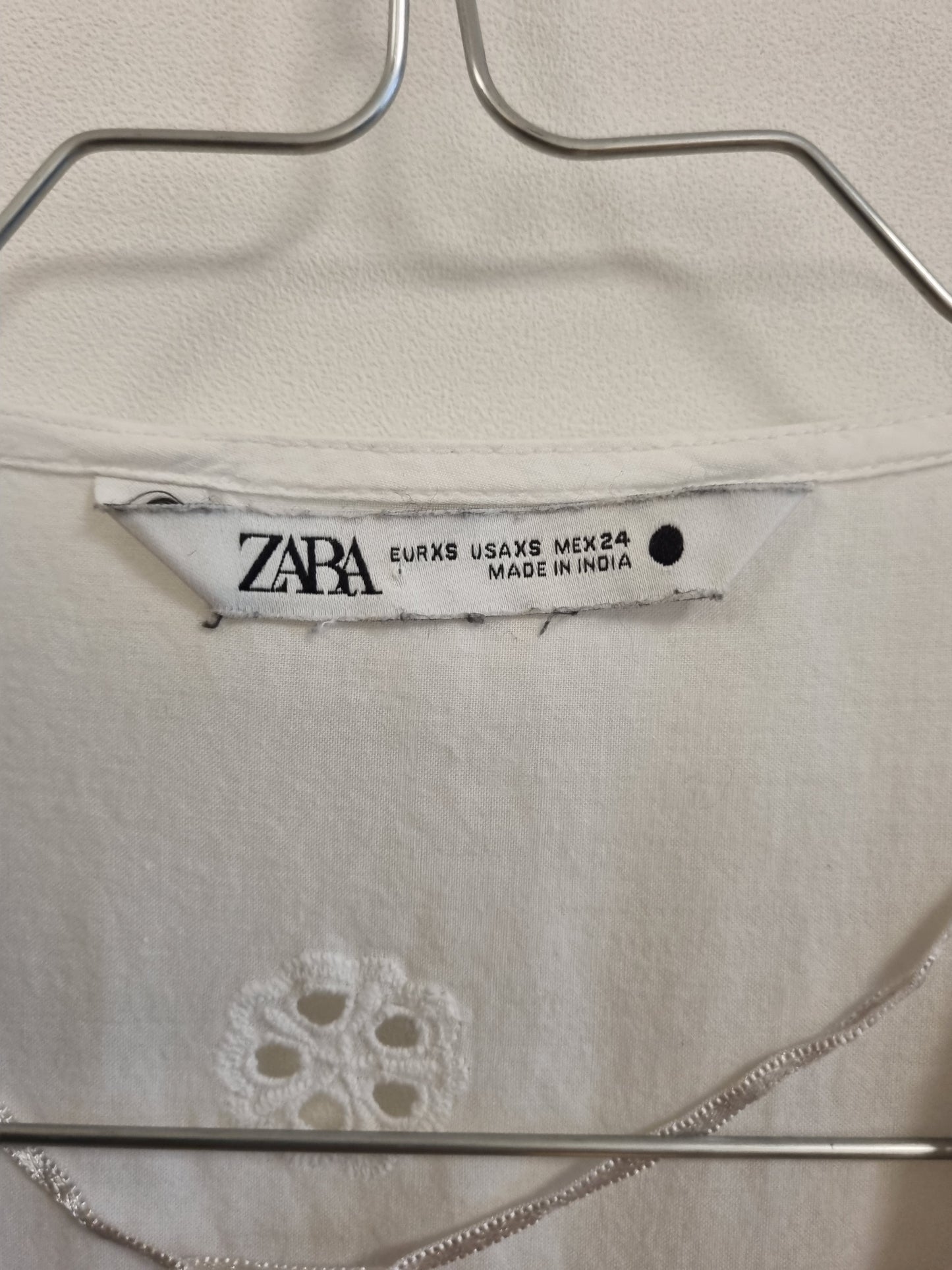 Hvit broderikjole i bomull / Zara - XS