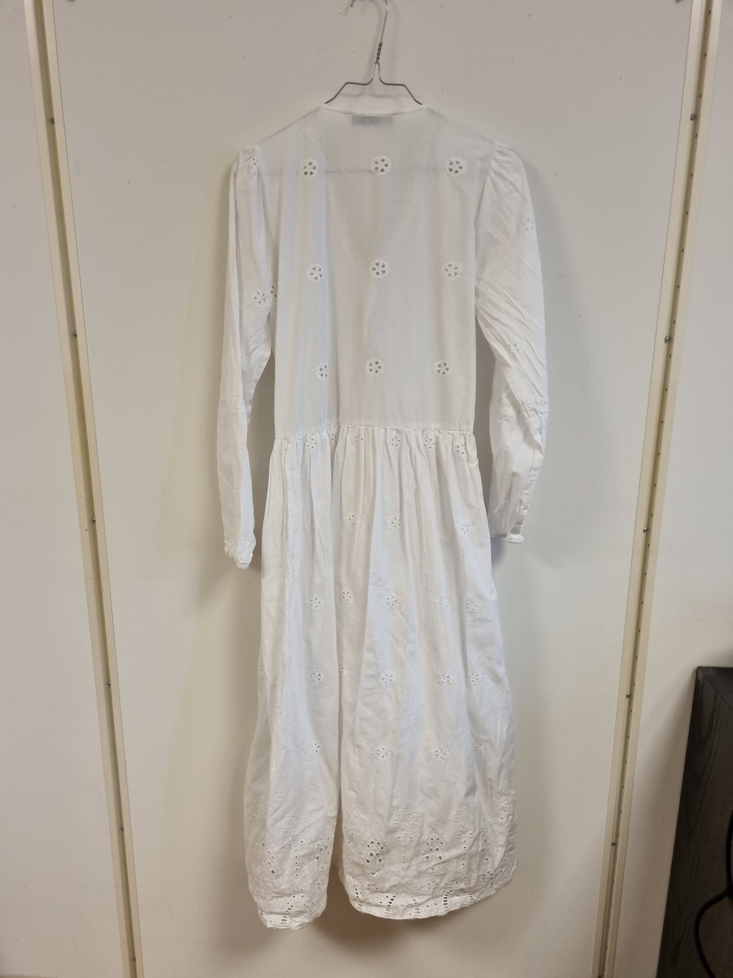 Hvit broderikjole i bomull / Zara - XS