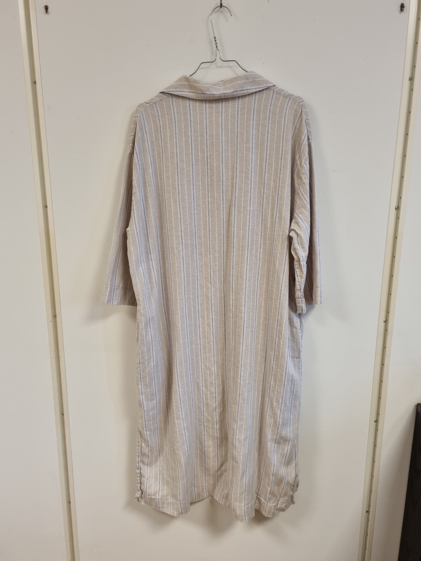 Beige stripete skjortekjole med lommer - L