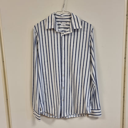 Hvit og mørk blå stripete skjorte / Zara - S