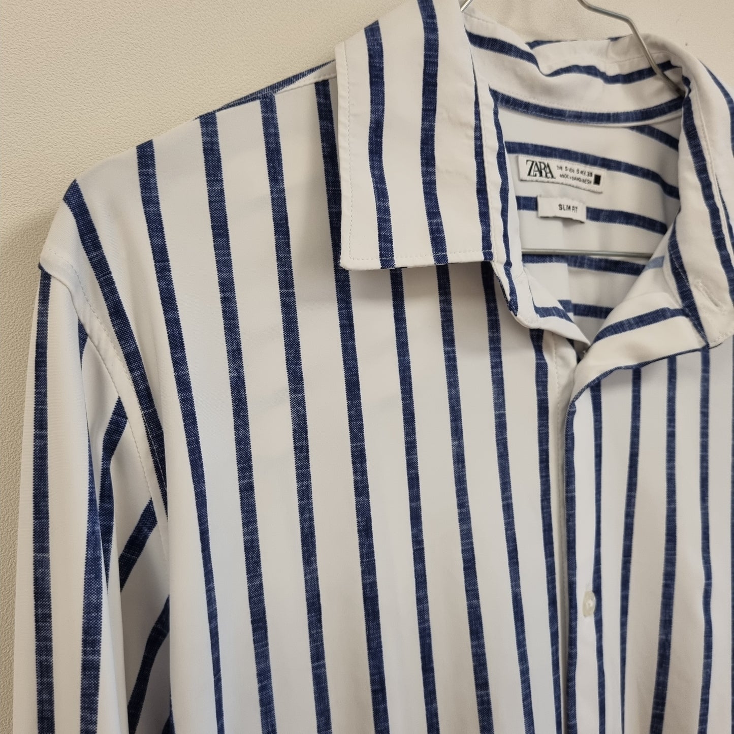 Hvit og mørk blå stripete skjorte / Zara - S
