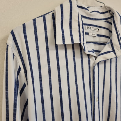 Hvit og mørk blå stripete skjorte / Zara - S