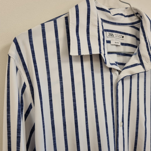 Hvit og mørk blå stripete skjorte / Zara - S