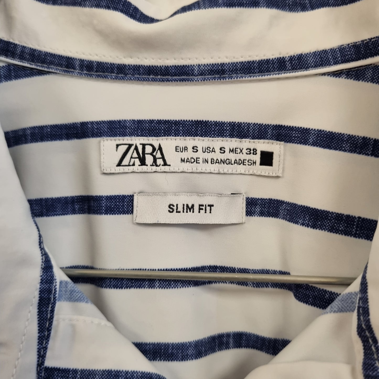 Hvit og mørk blå stripete skjorte / Zara - S