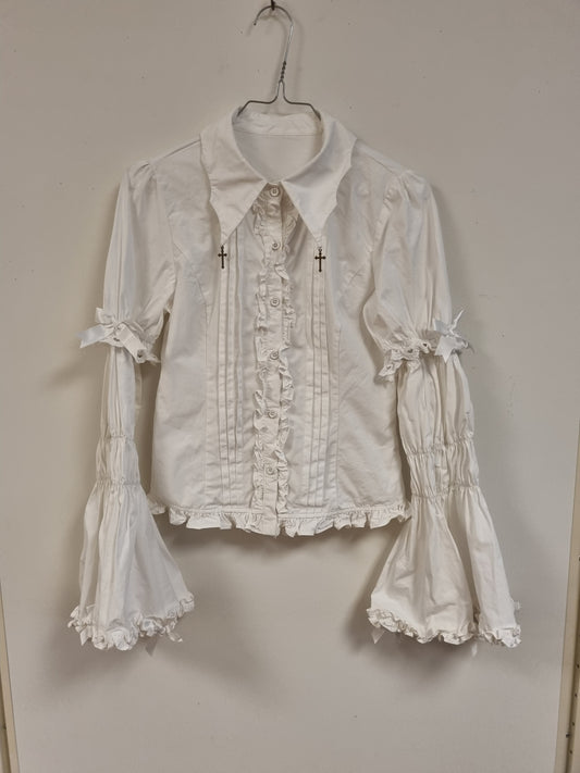 Hvit gothic lolita-bluse med hime-ermer