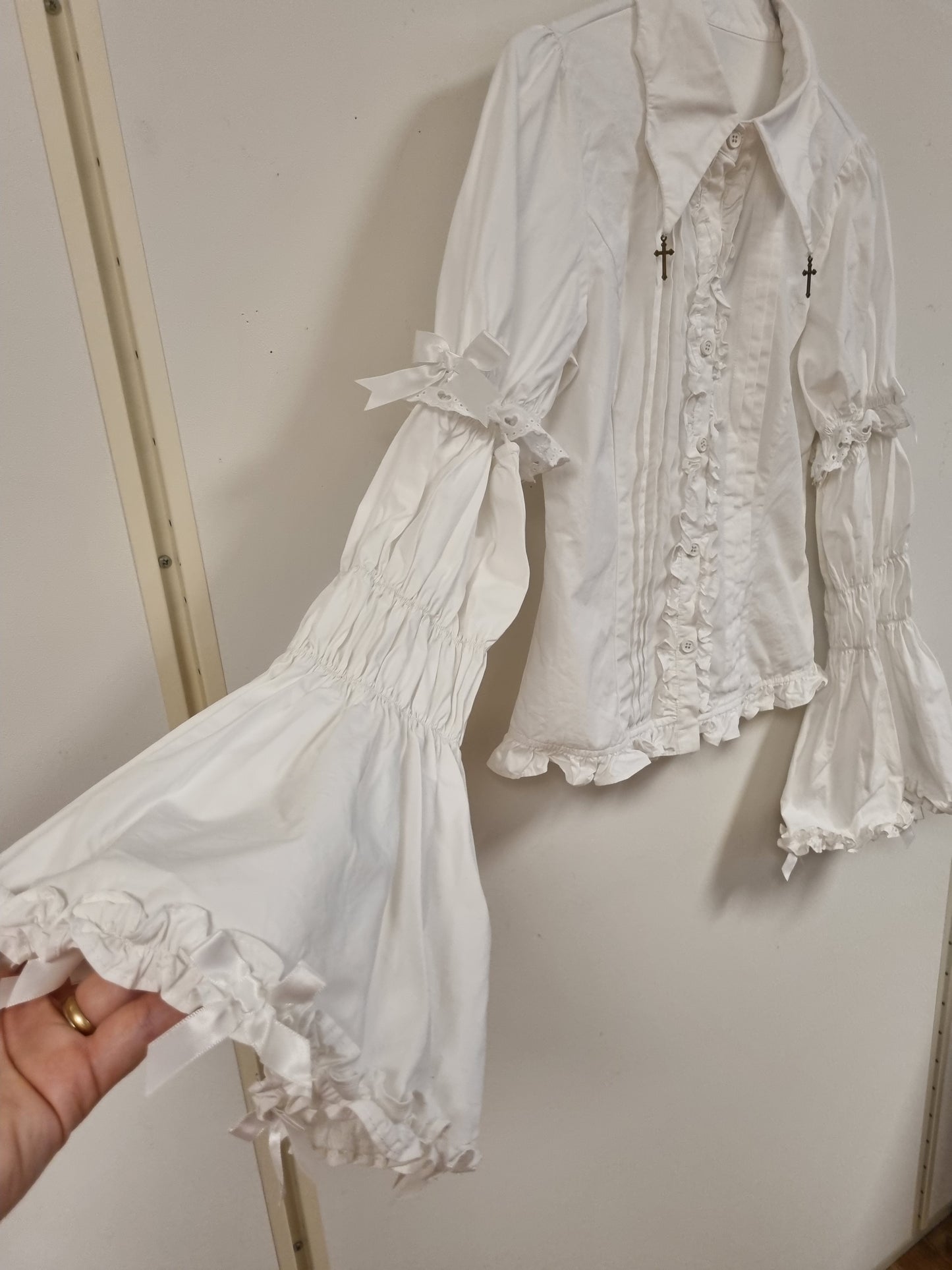Hvit gothic lolita-bluse med hime-ermer