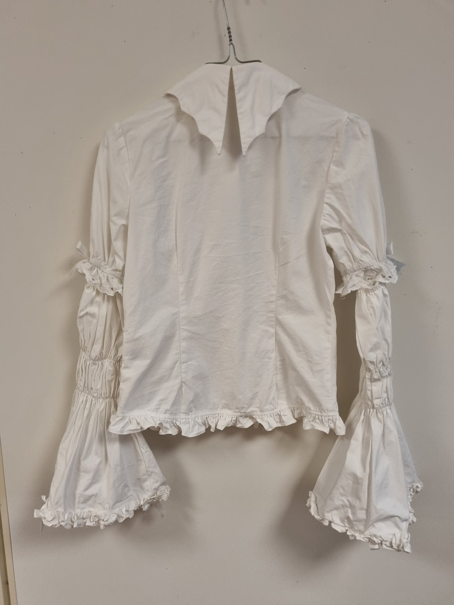 Hvit gothic lolita-bluse med hime-ermer