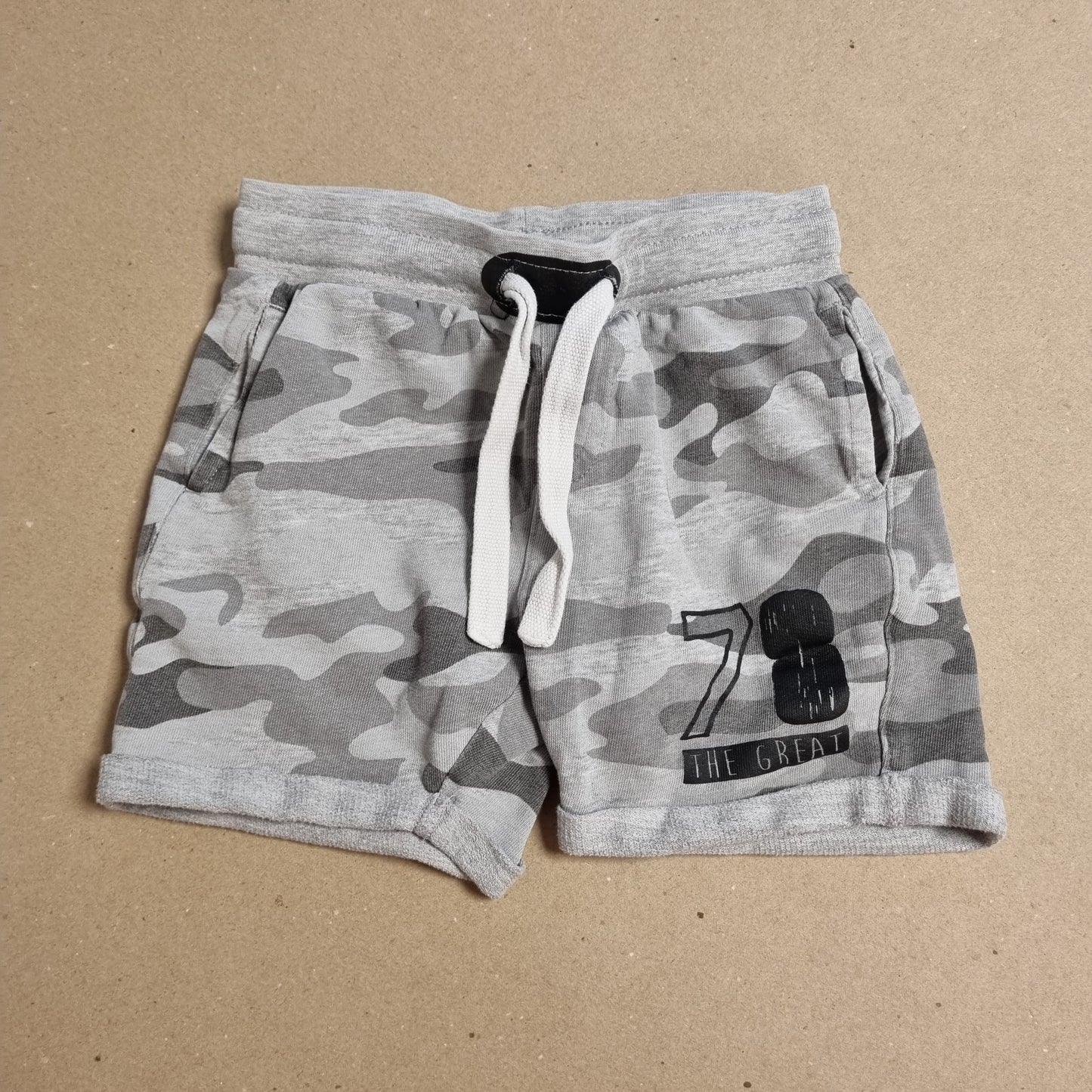 Grå camo shorts - 98/104