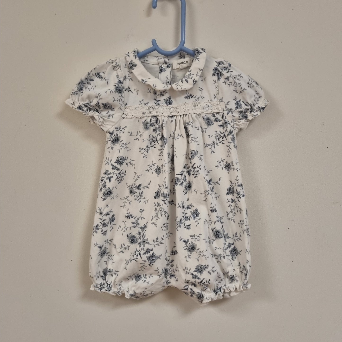 Hvit blomstrete romper / Newbie - 68