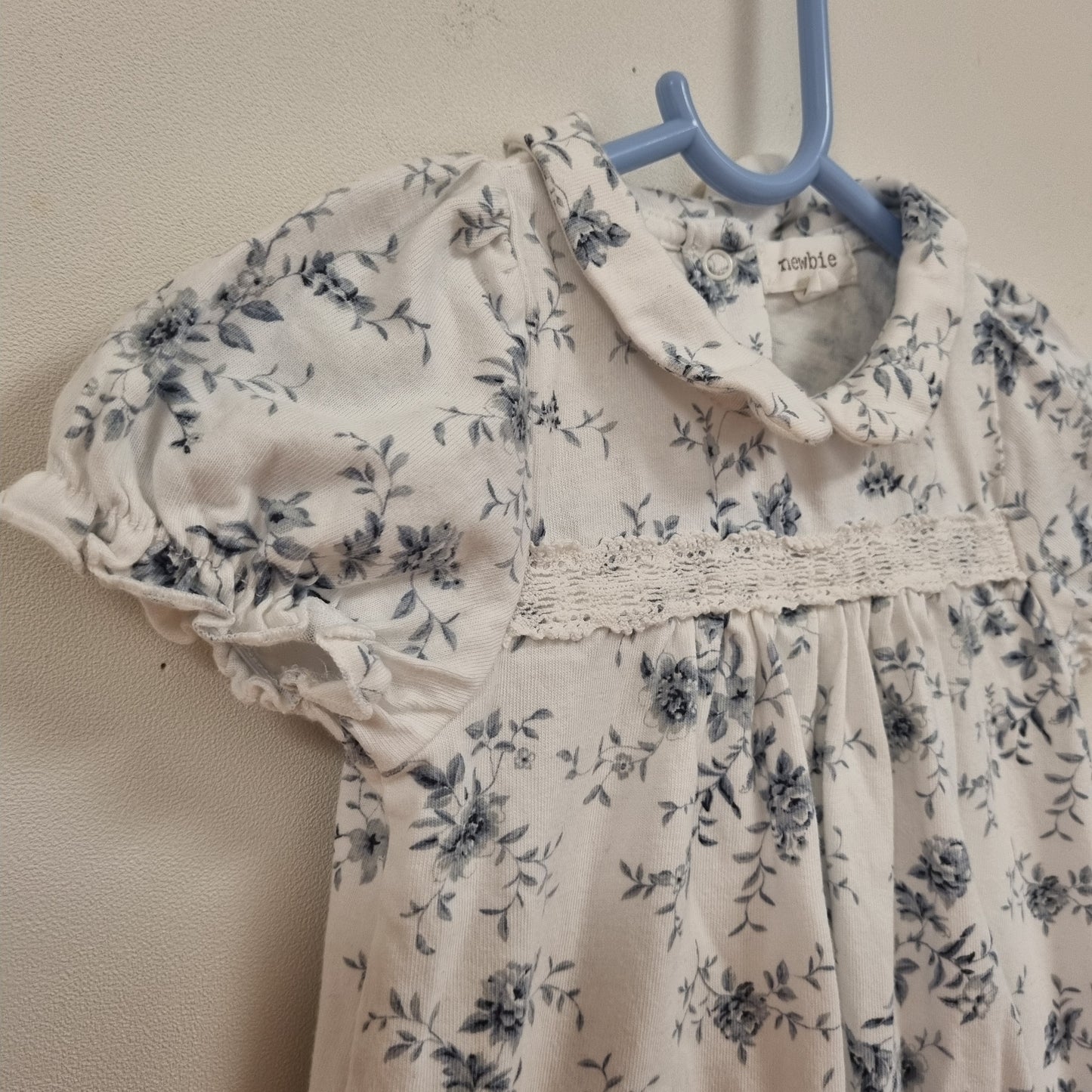 Hvit blomstrete romper / Newbie - 68